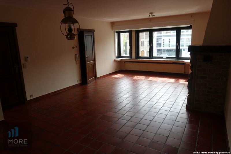 Rijwoning, momenteel bestaande uit een handelsgelijkvloers met appartement op het Gemeenteplein