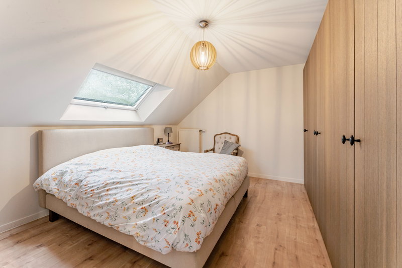 Roeselare-Gits. Opportuniteit aan de Bruggesteenweg gelegen. RUIME LUXE VILLA MET MAGAZIJN & KANTOOR, 4 slaapkamers, uiterst commercieel en zichtbaar. Recent vernieuwd !