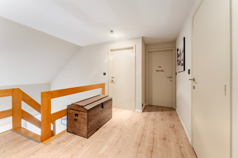 Roeselare-Gits. Opportuniteit aan de Bruggesteenweg gelegen. RUIME LUXE VILLA MET MAGAZIJN & KANTOOR, 4 slaapkamers, uiterst commercieel en zichtbaar. Recent vernieuwd !