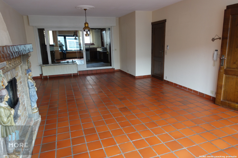 Rijwoning, momenteel bestaande uit een handelsgelijkvloers met appartement op het Gemeenteplein