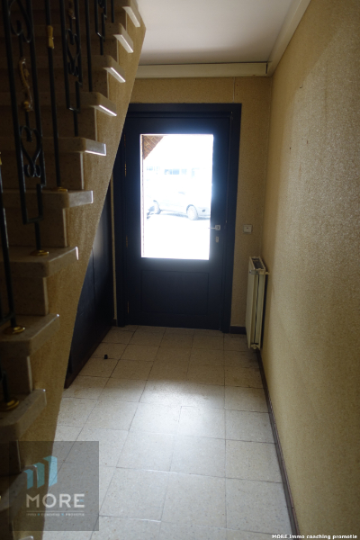 Rijwoning, momenteel bestaande uit een handelsgelijkvloers met appartement op het Gemeenteplein