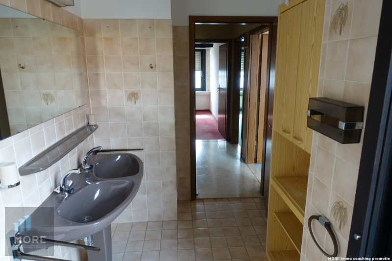 Rijwoning, momenteel bestaande uit een handelsgelijkvloers met appartement op het Gemeenteplein