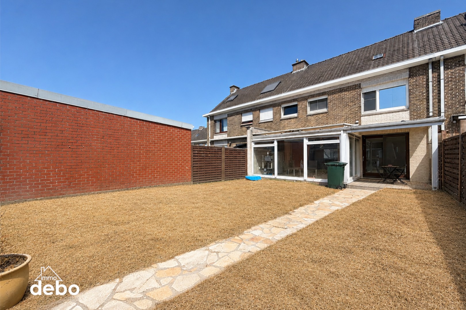 Lichtrijke gezinswoning met tuin, garage en uitweg in Zwevegem