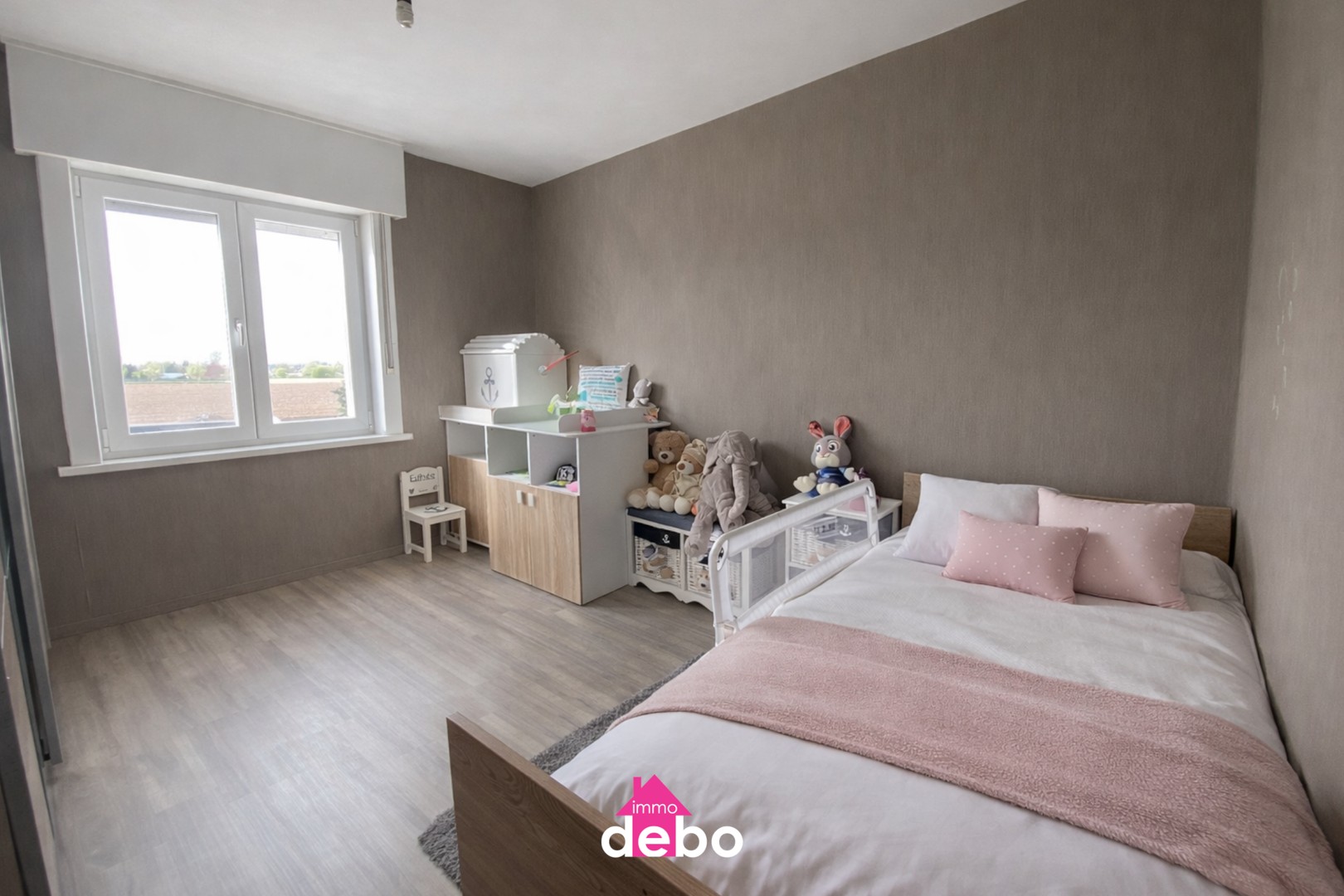 Instapklare ruime gezinswoning met 3 slaapkamers, open keuken, badkamer, veranda en zonnige tuin, goed gelegen te Rekkem