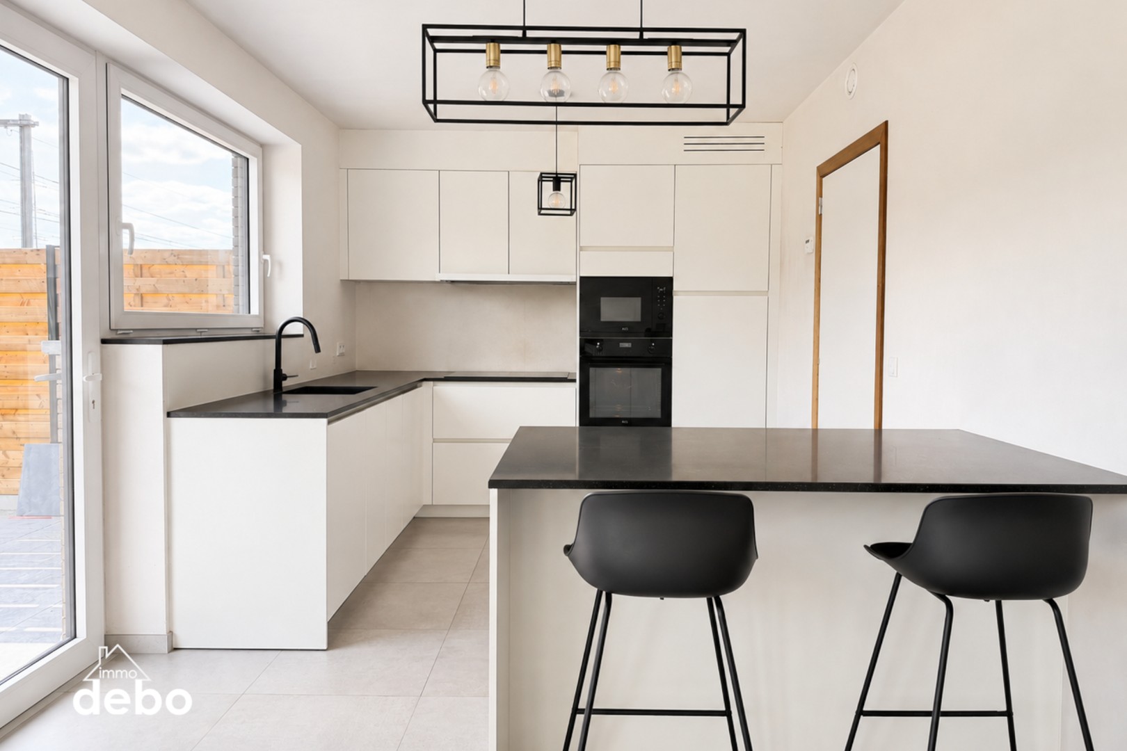 Recente halfopen woning met ruime tuin en carport