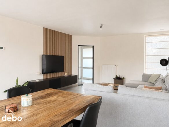 Recente halfopen woning met ruime tuin en carport
