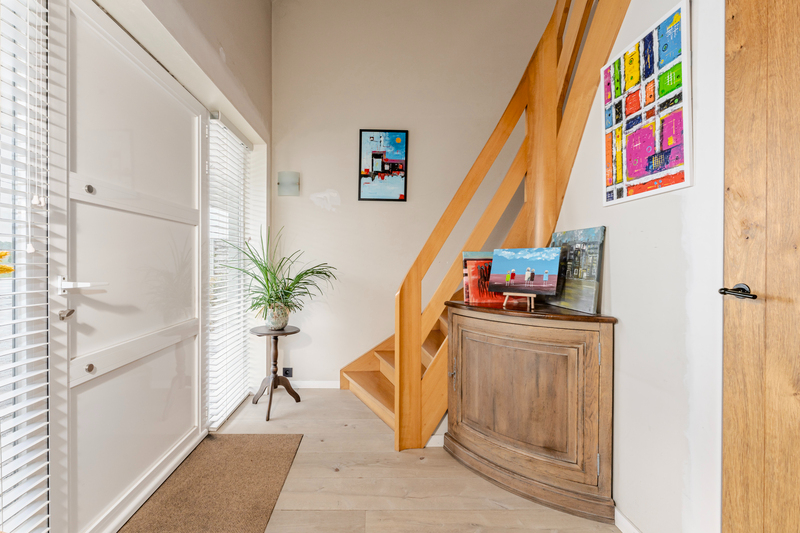 Roeselare-Gits. Opportuniteit aan de Bruggesteenweg gelegen. RUIME LUXE VILLA MET MAGAZIJN & KANTOOR, 4 slaapkamers, uiterst commercieel en zichtbaar. Recent vernieuwd !