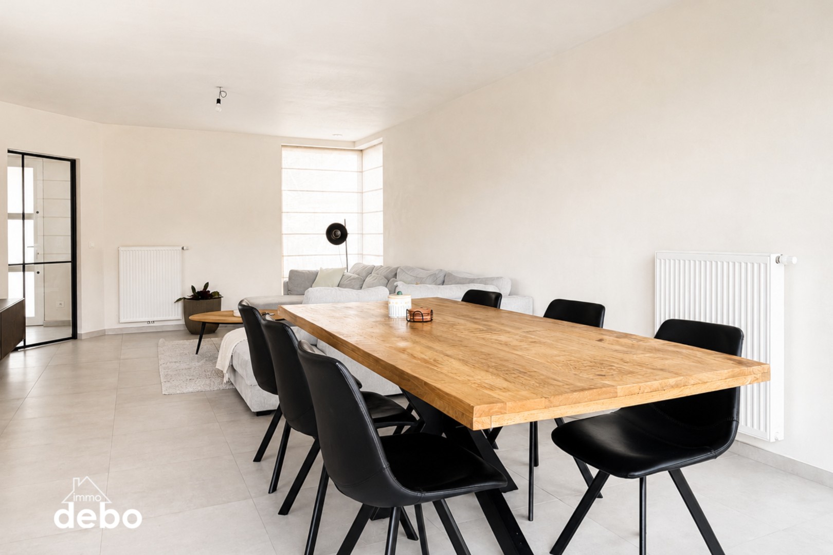 Recente halfopen woning met ruime tuin en carport