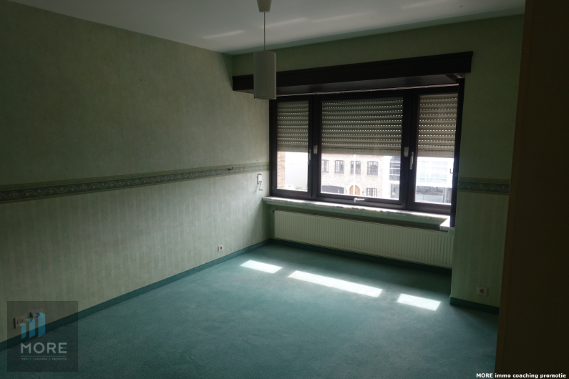 Rijwoning, momenteel bestaande uit een handelsgelijkvloers met appartement op het Gemeenteplein