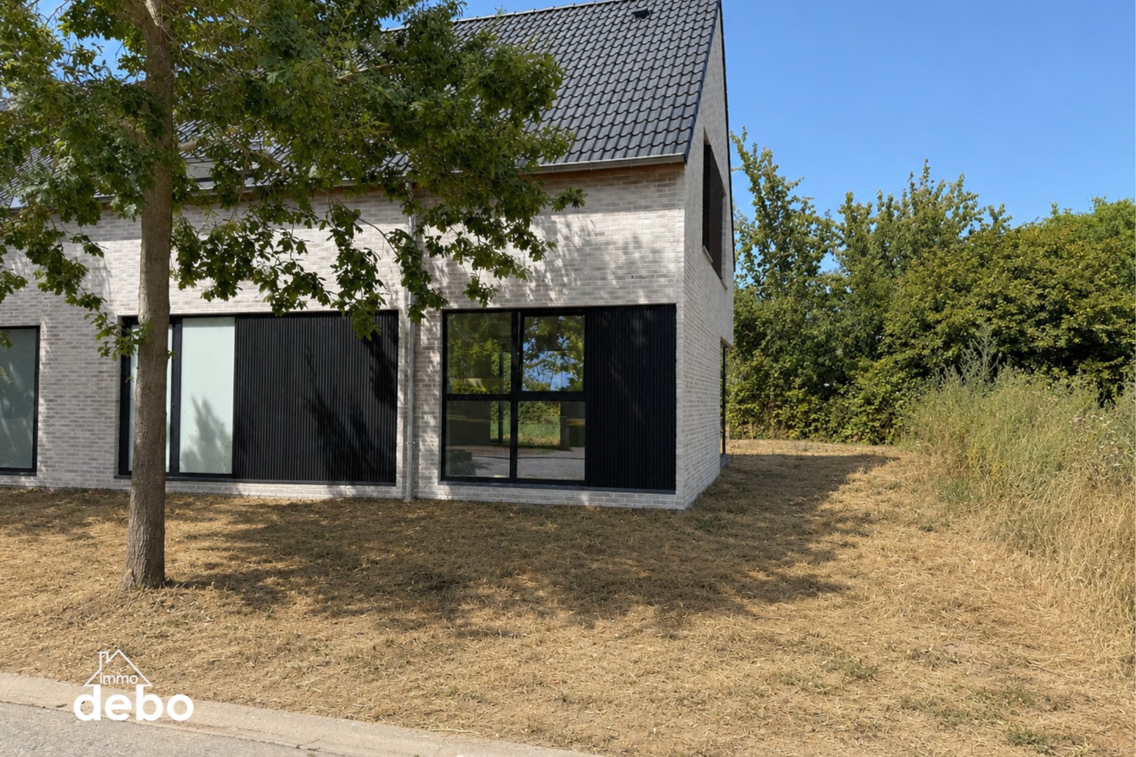Halfopen energiezuinige nieuwbouwwoning met 3 slaapkamers op 401 m²