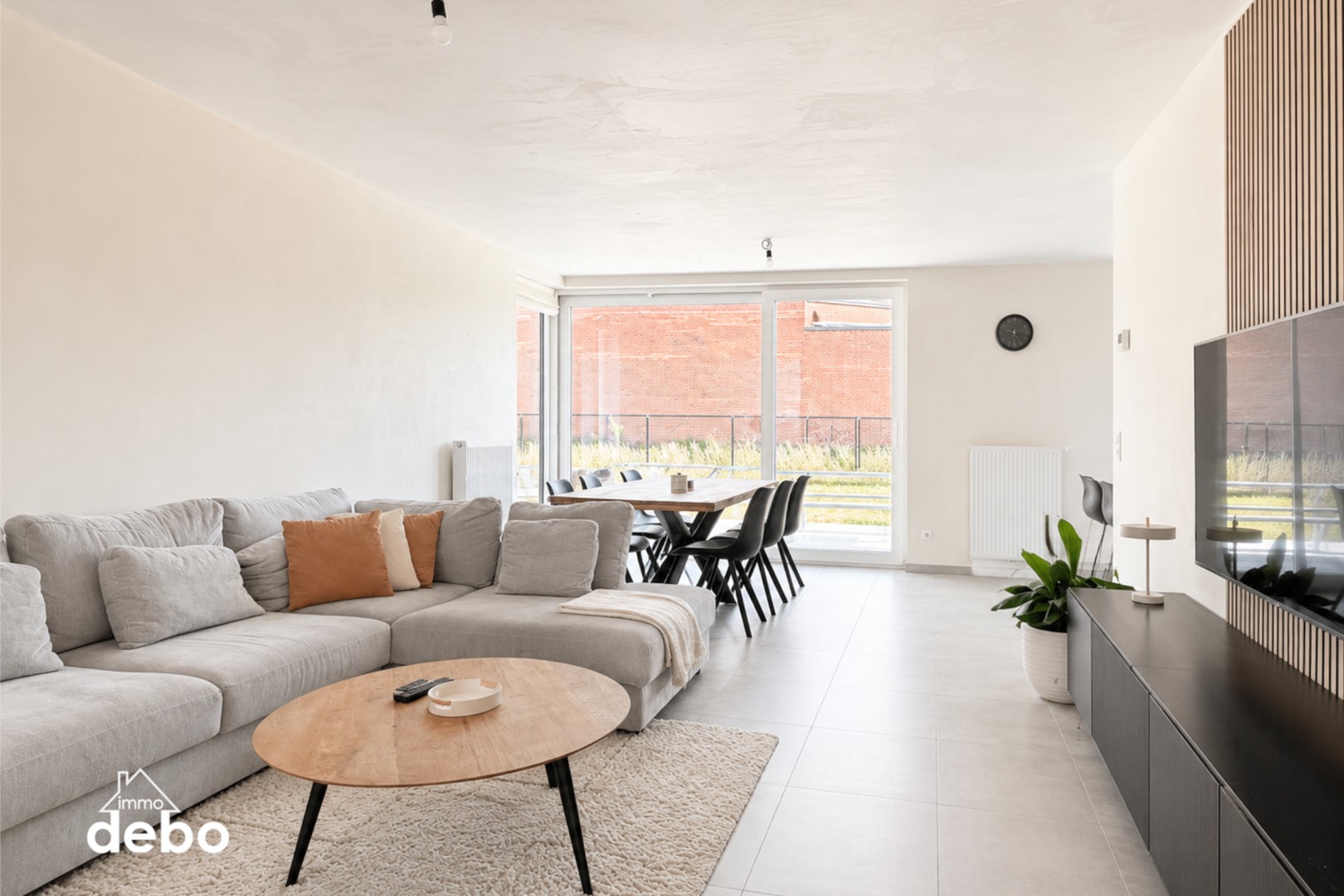 Recente halfopen woning met ruime tuin en carport
