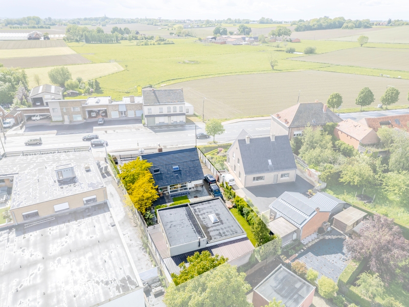 Roeselare-Gits. Opportuniteit aan de Bruggesteenweg gelegen. RUIME LUXE VILLA MET MAGAZIJN & KANTOOR, 4 slaapkamers, uiterst commercieel en zichtbaar. Recent vernieuwd !