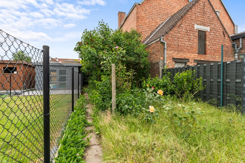 Roeselare-stadsrand.  Te renoveren ruime stevige rijwoning met 3-4 slaapkamers op een mooi perceel van 263m2.  Ideaal voor doe-het-zelver en renoveerder/investeerder.