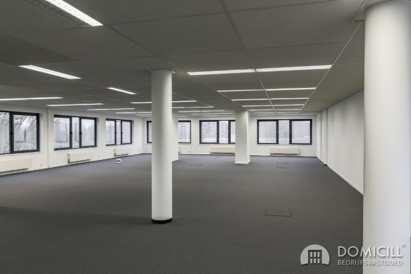 Roeselare, stadsrand: Vlot bereikbare zeer ruime open en lichtrijke kantoorruimte (307m2) met parking aan ring van Roeselare
