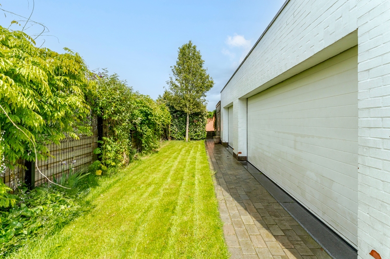 Roeselare-Gits. Opportuniteit aan de Bruggesteenweg gelegen. RUIME LUXE VILLA MET MAGAZIJN & KANTOOR, 4 slaapkamers, uiterst commercieel en zichtbaar. Recent vernieuwd !