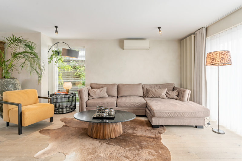 Roeselare-Gits. Opportuniteit aan de Bruggesteenweg gelegen. RUIME LUXE VILLA MET MAGAZIJN & KANTOOR, 4 slaapkamers, uiterst commercieel en zichtbaar. Recent vernieuwd !