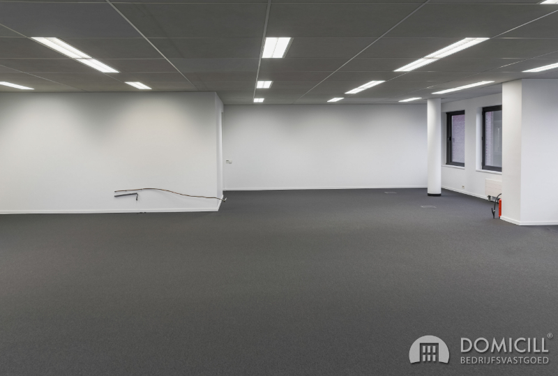 Roeselare, stadsrand: Vlot bereikbare zeer ruime open en lichtrijke kantoorruimte (307m2) met parking aan ring van Roeselare