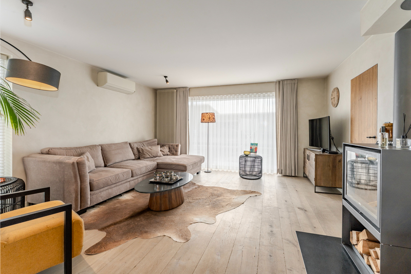 Roeselare-Gits. Opportuniteit aan de Bruggesteenweg gelegen. RUIME LUXE VILLA MET MAGAZIJN & KANTOOR, 4 slaapkamers, uiterst commercieel en zichtbaar. Recent vernieuwd !