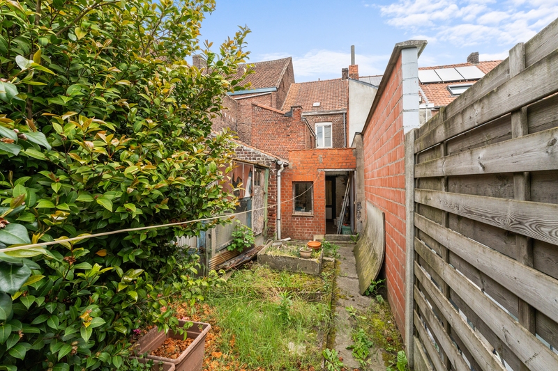 Roeselare-stadsrand.  Te renoveren ruime stevige rijwoning met 3-4 slaapkamers op een mooi perceel van 263m2.  Ideaal voor doe-het-zelver en renoveerder/investeerder.