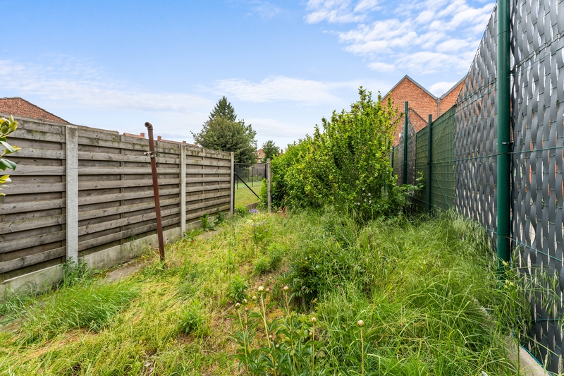 Roeselare-stadsrand.  Te renoveren ruime stevige rijwoning met 3-4 slaapkamers op een mooi perceel van 263m2.  Ideaal voor doe-het-zelver en renoveerder/investeerder.