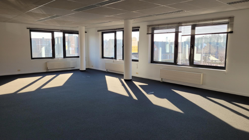 Roeselare, stadsrand: Vlot bereikbare zeer ruime open en lichtrijke kantoorruimte (172m2) met parking aan ring van Roeselare