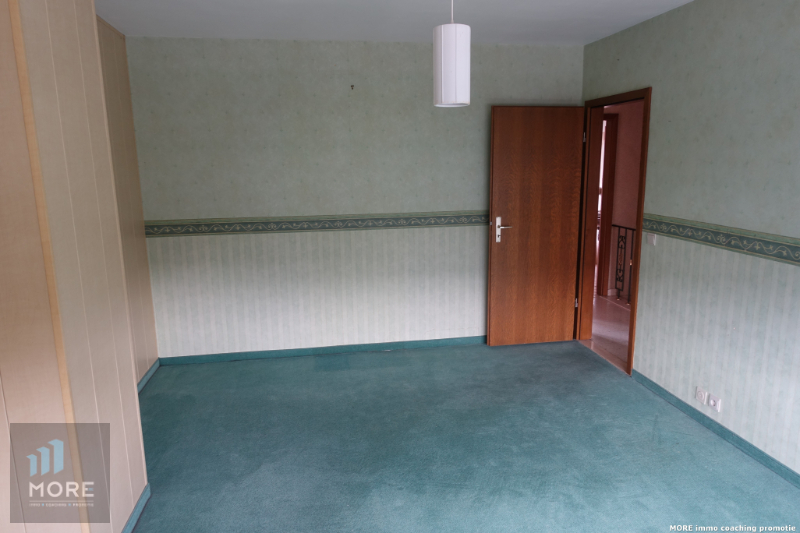 Rijwoning, momenteel bestaande uit een handelsgelijkvloers met appartement op het Gemeenteplein